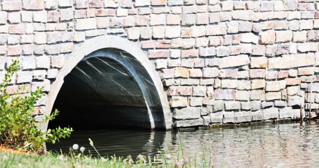 アーチカルバートとは？構造原理と強み・ボックスカルバートとの違いをわかりやすく解説のアイキャッチ画像です。