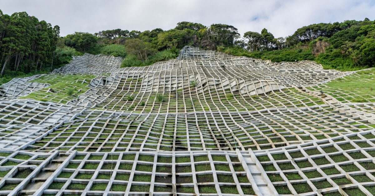 法面製品の選定と施工計画の基礎｜構造・補強・植生工の特性とコスト評価のアイキャッチ画像です。