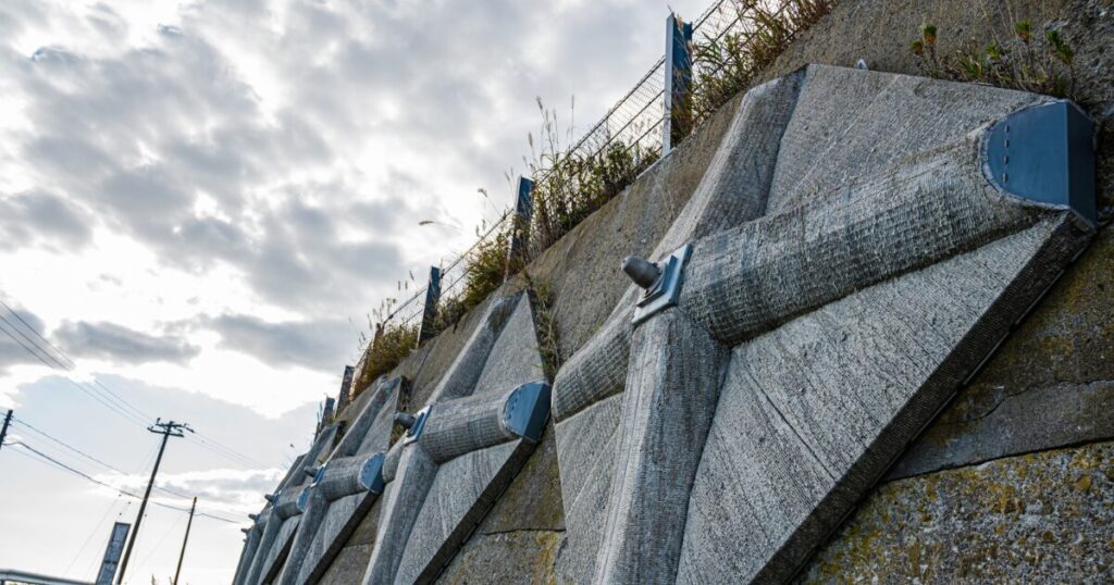 和歌山で法面グラウンドアンカーを扱う販売業者を探すなら｜選び方と依頼時の注意点を解説のアイキャッチ画像です。