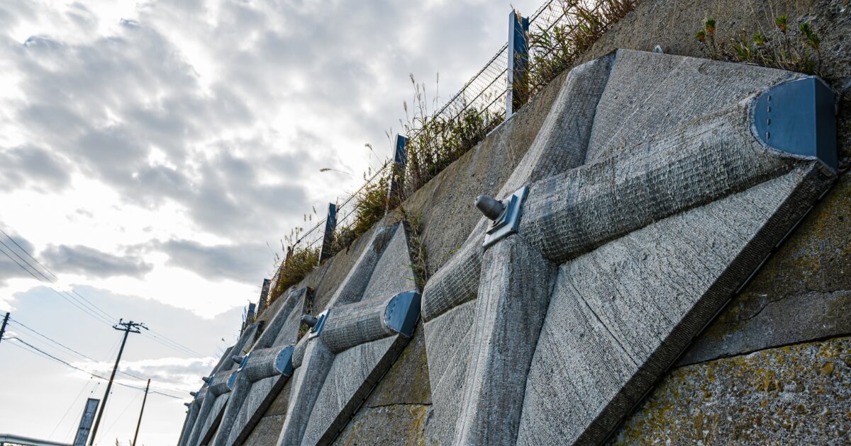 和歌山で法面グラウンドアンカーを扱う販売業者を探すなら｜選び方と依頼時の注意点を解説のアイキャッチ画像です。