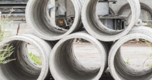 パイプカルバートとは？構造・用途・ボックスカルバートとの違いを解説のアイキャッチ画像です。