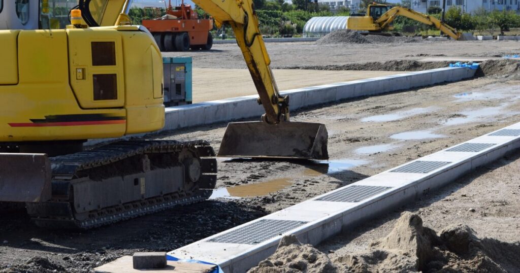 土木工事で起こりやすい資材調達トラブルとは｜原因と防止策を実務目線で解説のアイキャッチ画像です。