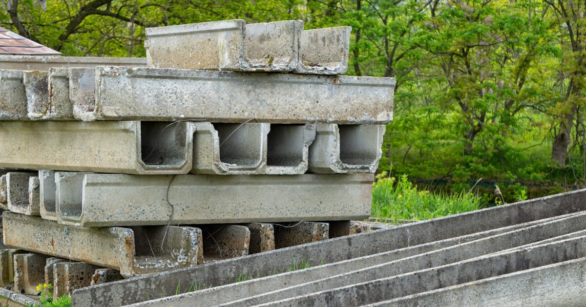 U字溝に発生するクラックの原因とは？劣化の仕組みと放置リスクを解説のアイキャッチ画像です。